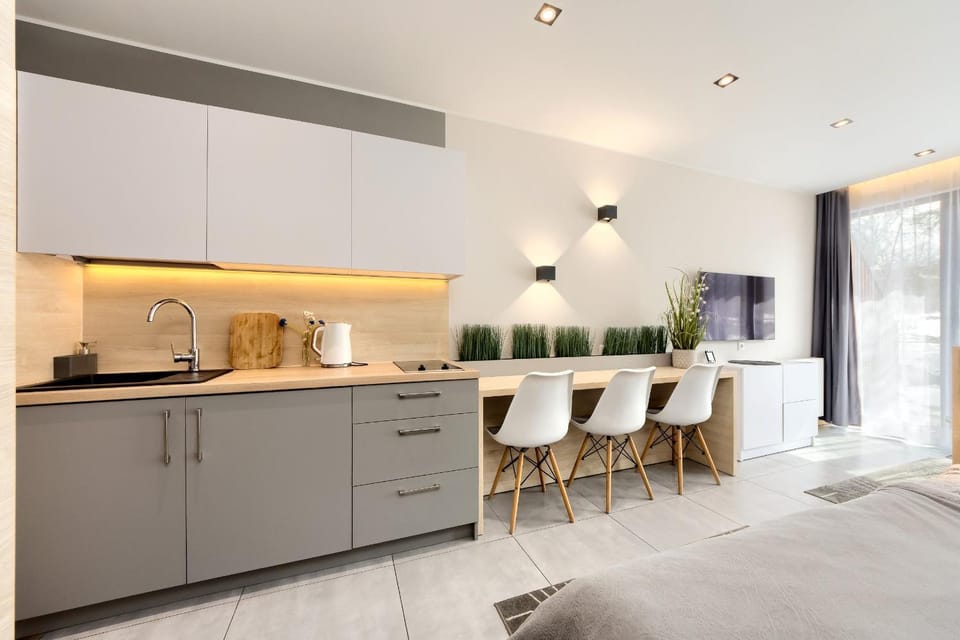 Kitchen or kitchenette, Dining area, microwave