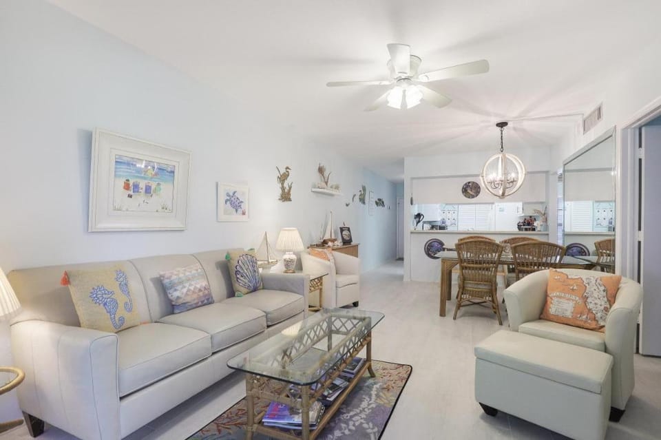 Relaxing condo with two pools and steps to beach House in Marco Island