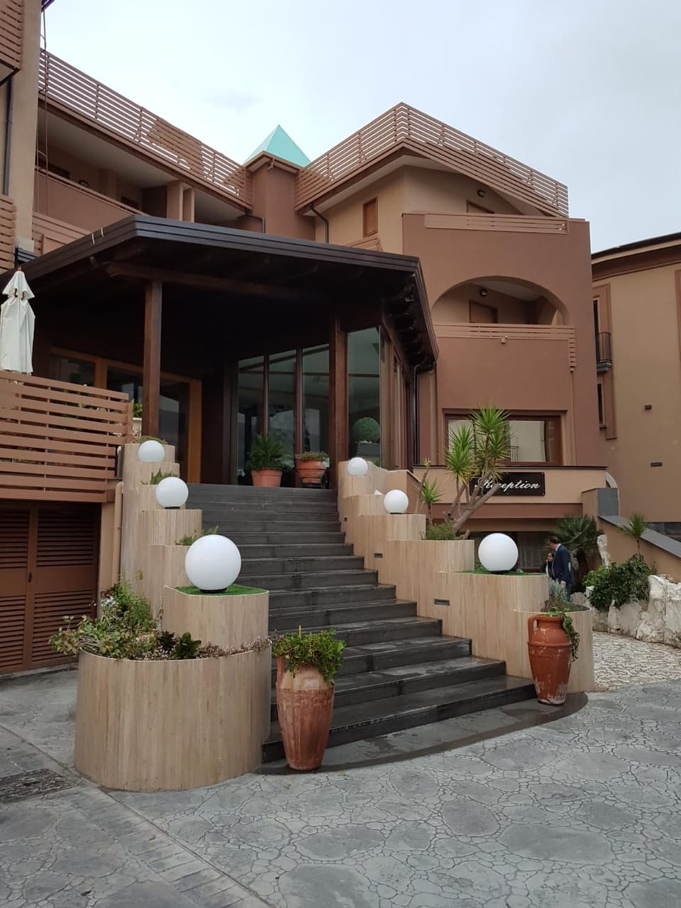 Property building, Facade/entrance, Lunch, Dinner