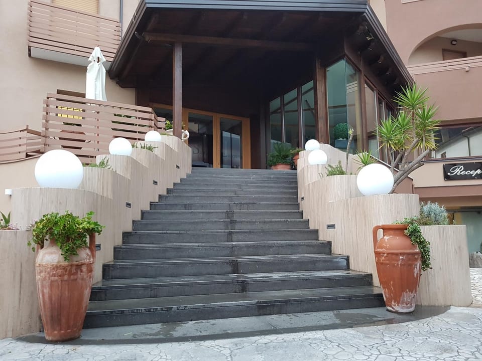 Property building, Facade/entrance, Lunch, Dinner