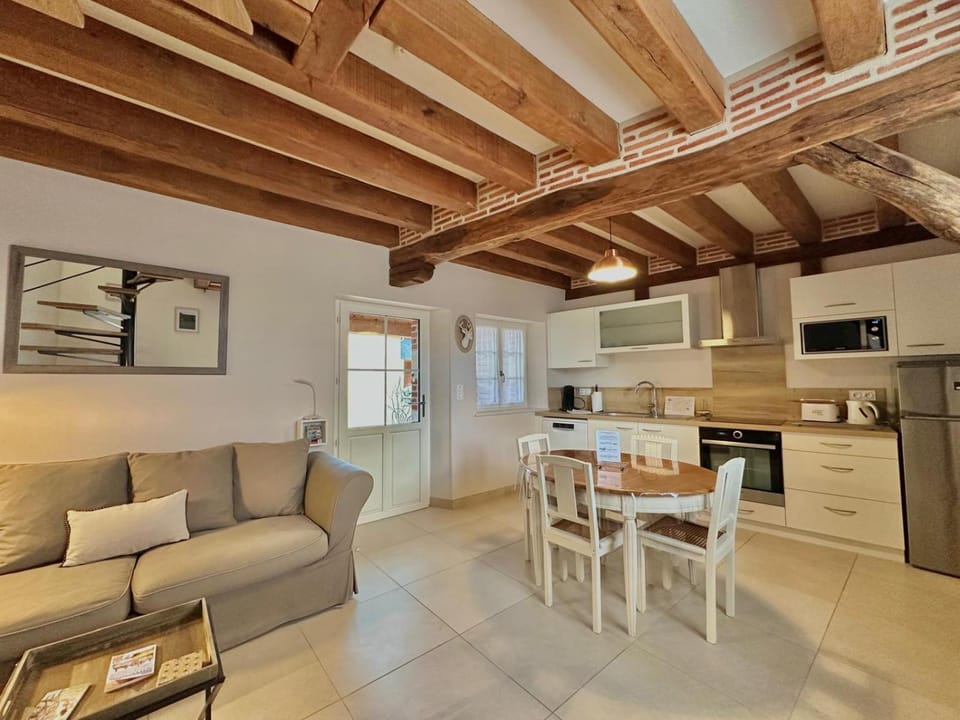 Coffee/tea facilities, dishwasher, microwave, stove, toaster, kitchen