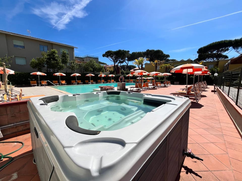 Hot Tub, Swimming pool