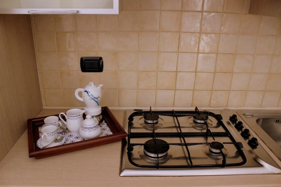 Coffee/tea facilities, Kitchen or kitchenette, stove