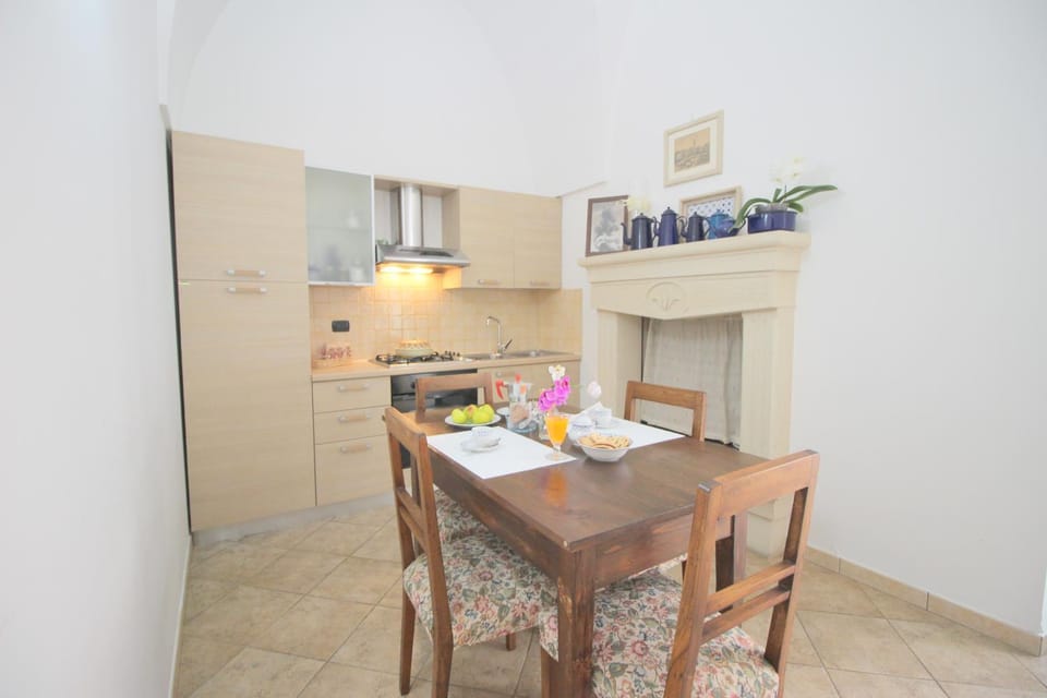 Kitchen or kitchenette, Dining area, stove