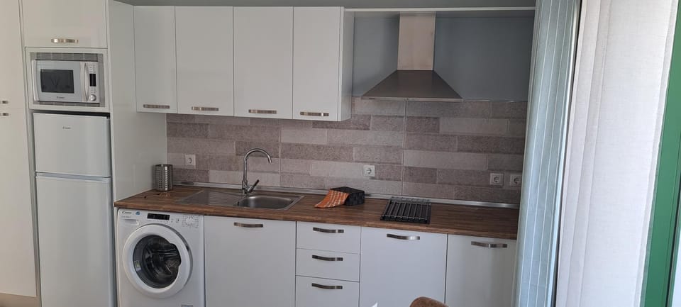 Coffee/tea facilities, Kitchen or kitchenette, microwave, stove, washing machine