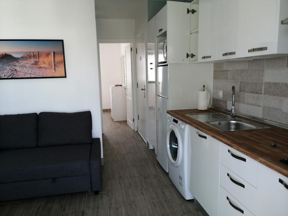 Coffee/tea facilities, Kitchen or kitchenette, Dining area, locker, minibar, stove, washing machine