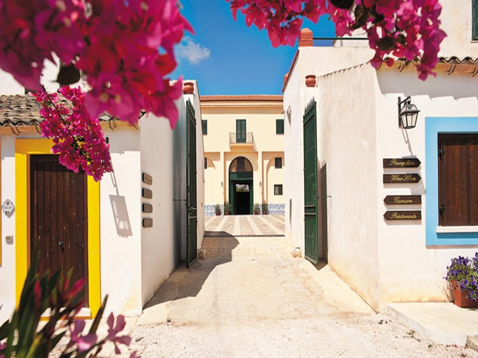Facade/entrance, Spring