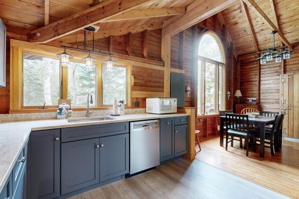 Kitchen or kitchenette, Seating area, Dining area, oven