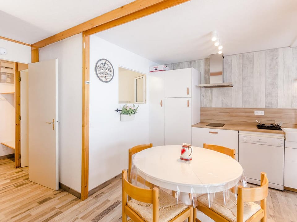 Apt rénové 2* pour 4/5p à Montchavin, proche pistes et commerces, parking gratuit - FR-1-329-52 Apartment in Landry