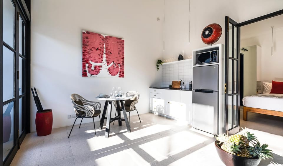 Kitchen or kitchenette, Dining area