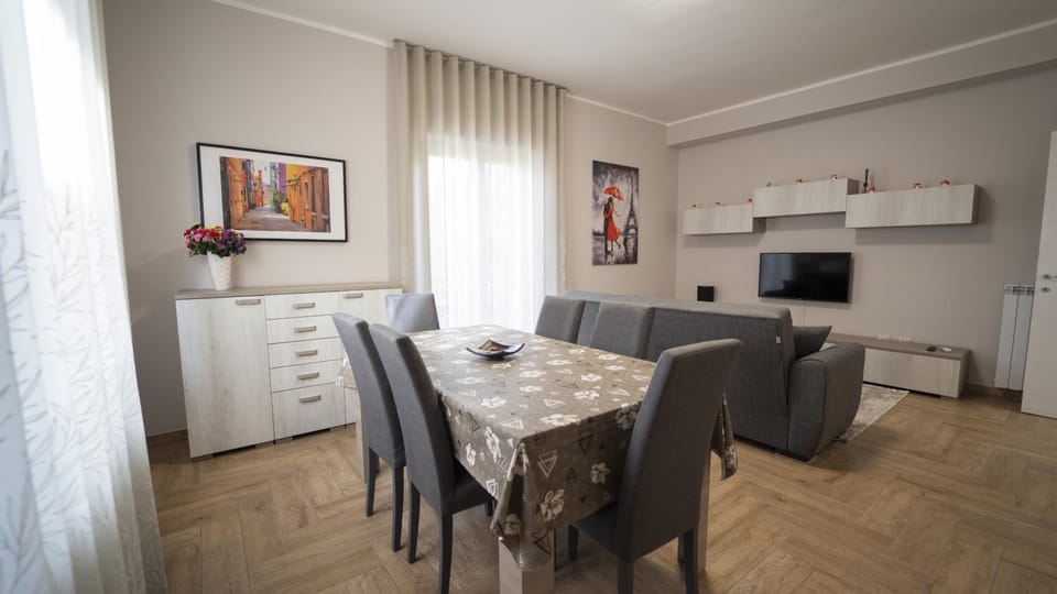Living room, Seating area, Dining area