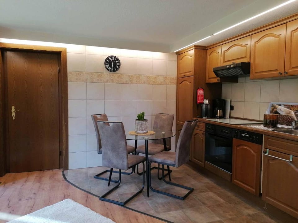Kitchen or kitchenette, Seating area, Dining area