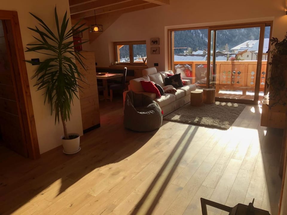 Living room, Seating area, Mountain view