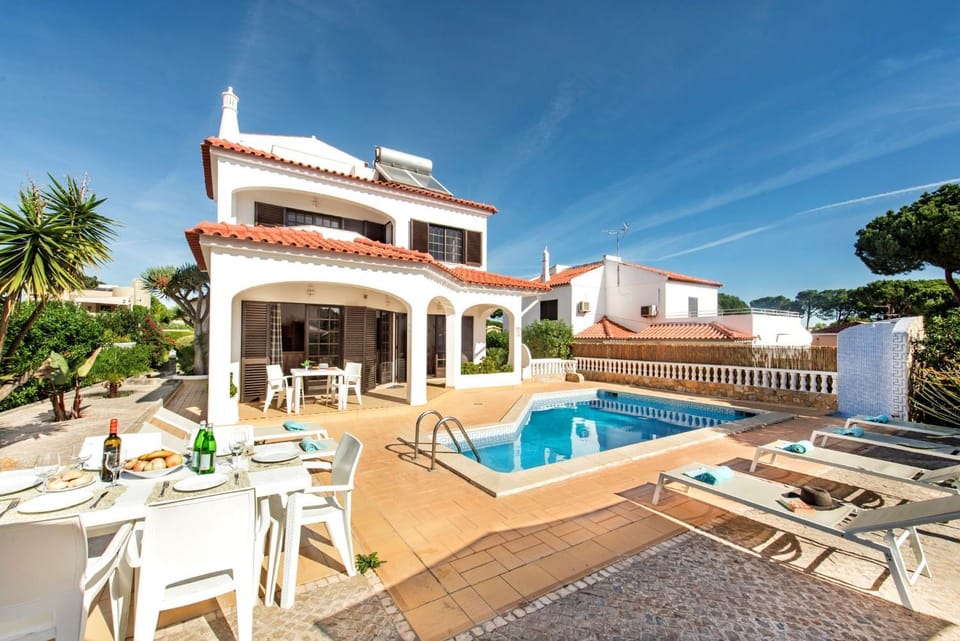 Spacious 4 bedroom villa, private pool, free air conditioning and wifi Villa in Quarteira