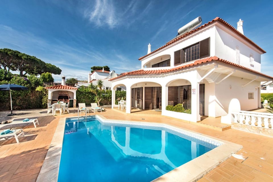 Spacious 4 bedroom villa, private pool, free air conditioning and wifi Villa in Quarteira