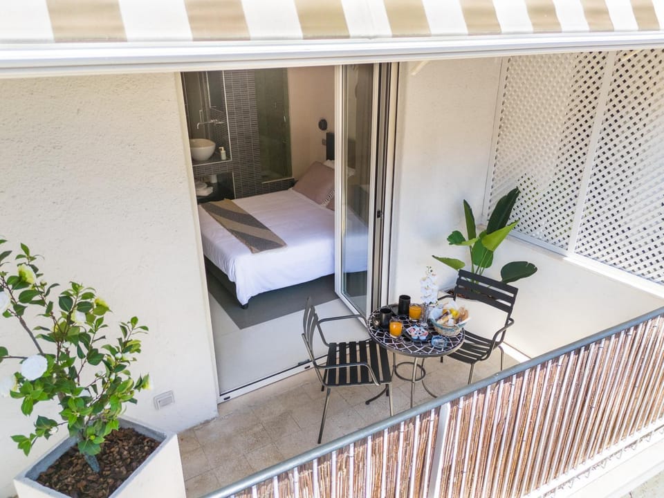 Bed, View (from property/room), Balcony/Terrace, Photo of the whole room, Bedroom