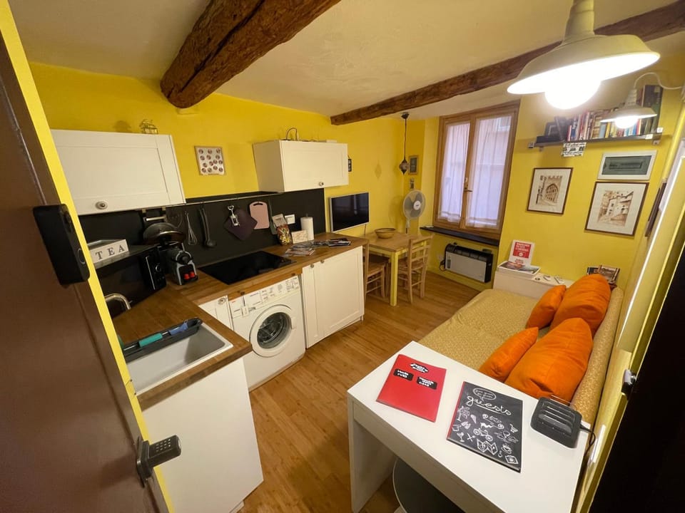 Kitchen or kitchenette, Living room, Seating area, Dining area