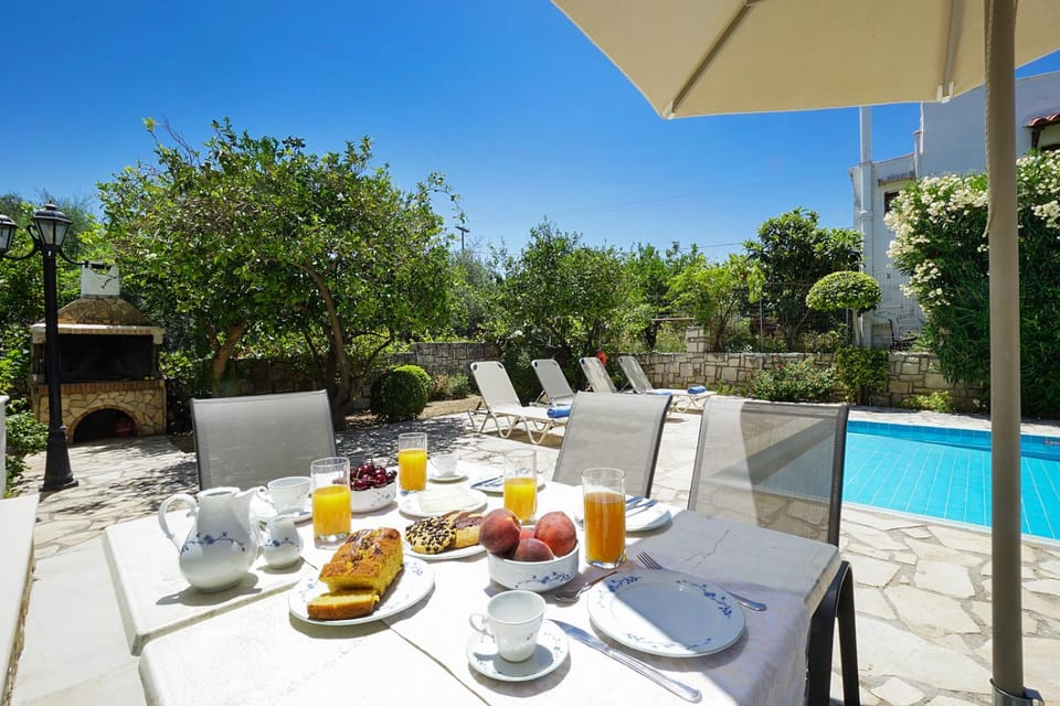 Food and drinks, Dining area, Pool view, Swimming pool