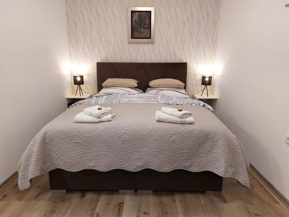 Bed, Bedroom, towels