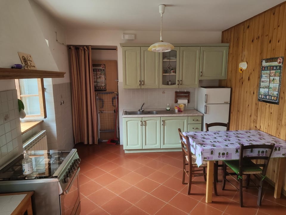 Kitchen or kitchenette, Dining area, pet friendly, stove