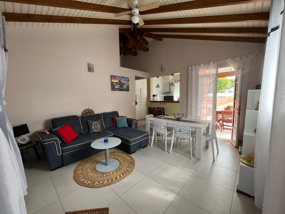 TV and multimedia, Living room, Seating area, Dining area, Internal: Not applicable to any particular room