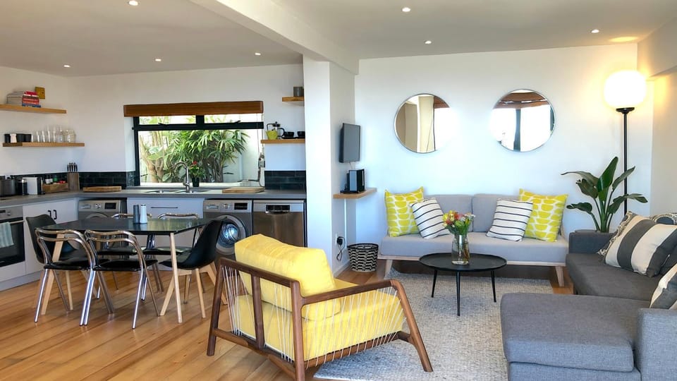 Mountain and Harbour Views - Grand Vue Cottage House in Cape Town