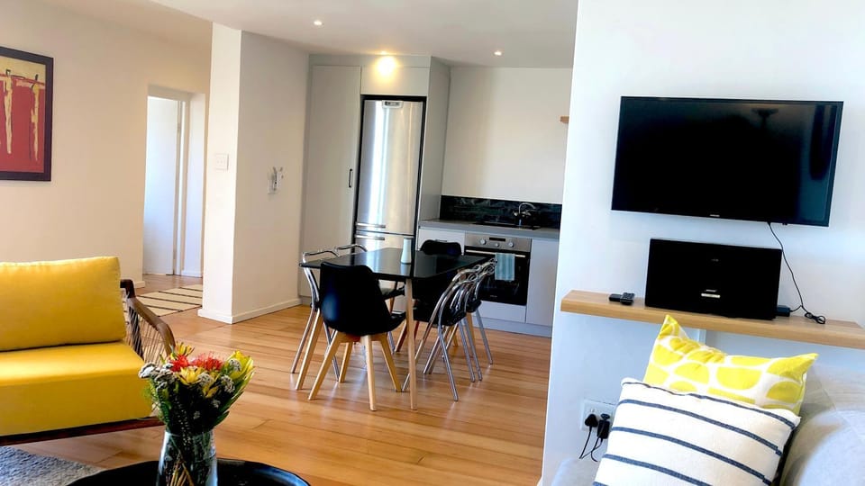 Mountain and Harbour Views - Grand Vue Cottage House in Cape Town