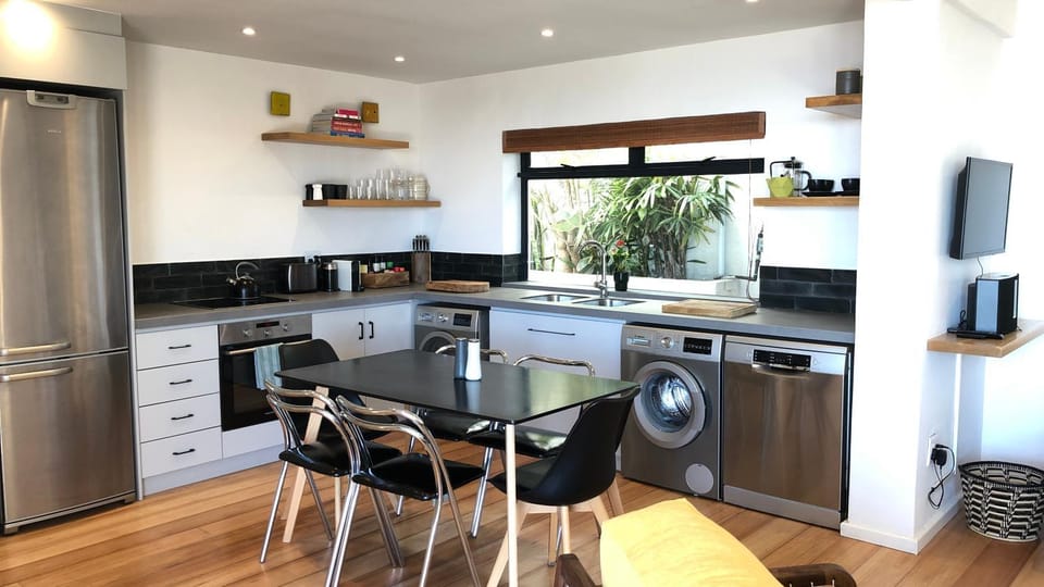 Mountain and Harbour Views - Grand Vue Cottage House in Cape Town