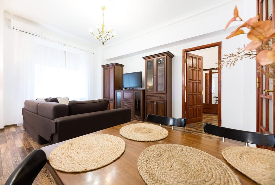 TV and multimedia, Living room, Decorative detail, Decorative detail, Dining area