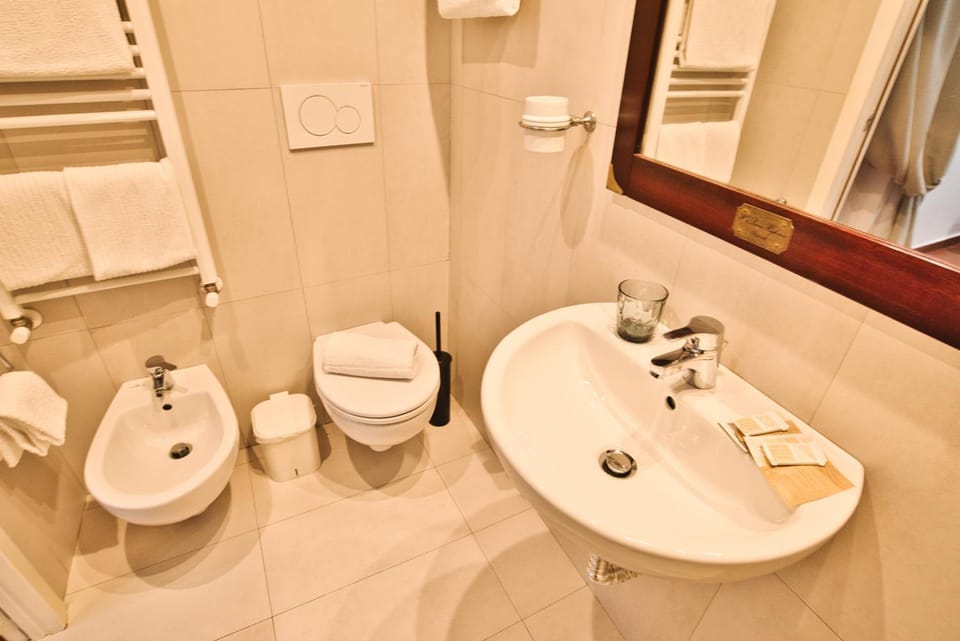 Toilet, Bathroom, bidet, towels