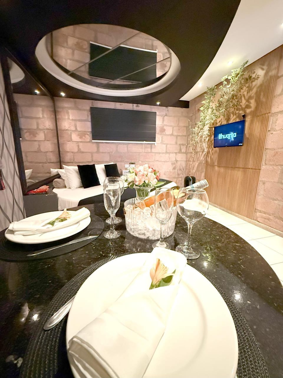 Bed, Food and drinks, Seating area, minibar, air conditioner