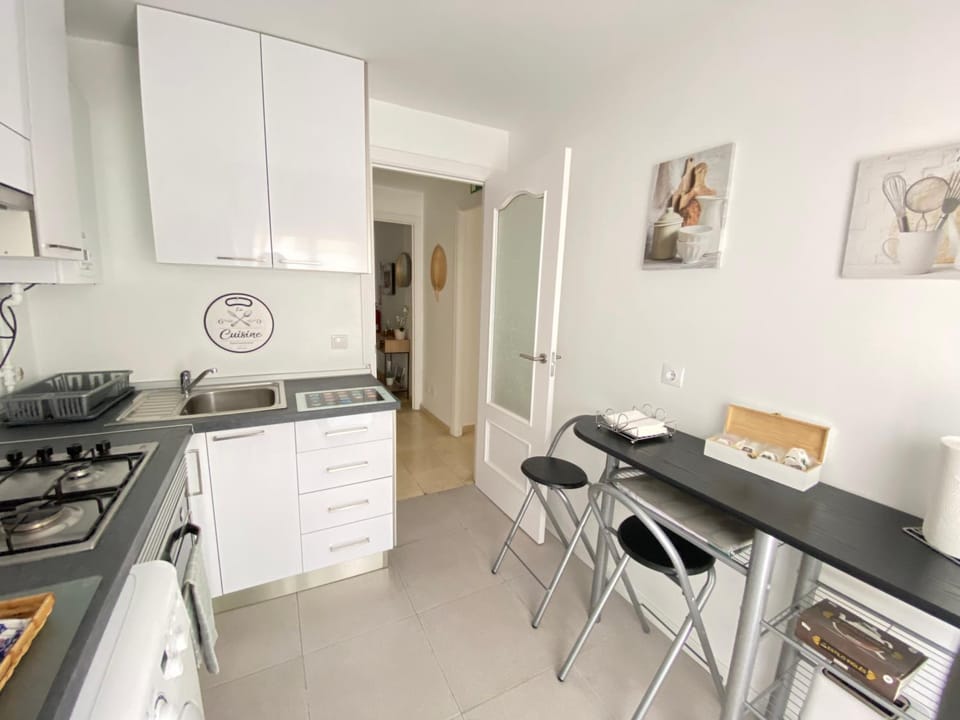 Kitchen or kitchenette, pet friendly, stove, toaster
