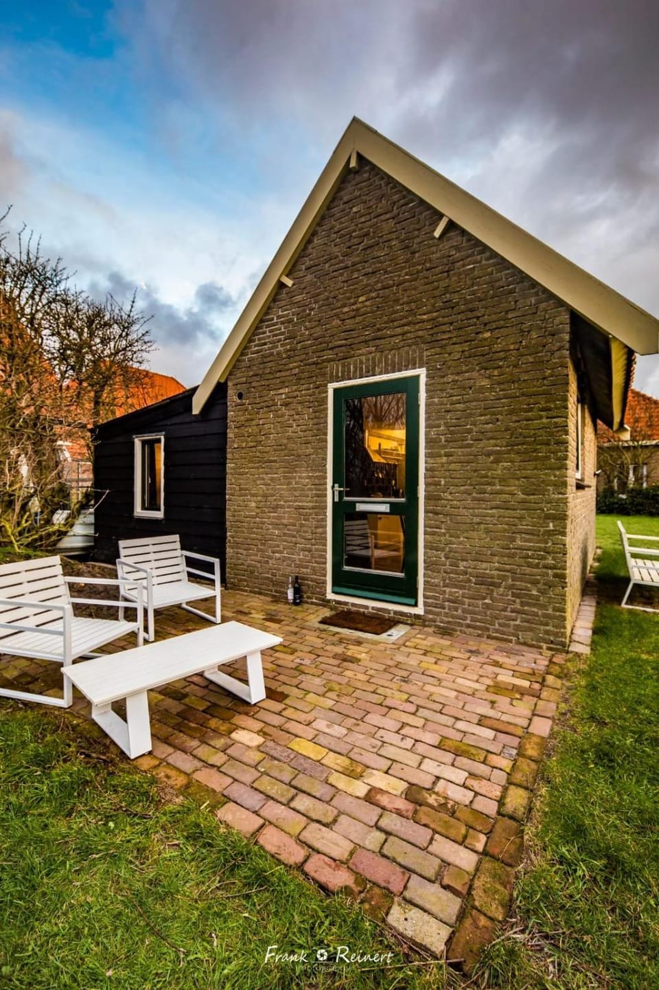 Property building, Facade/entrance, Spring, Day, Summer, Garden, Pets, Garden view, sunbed
