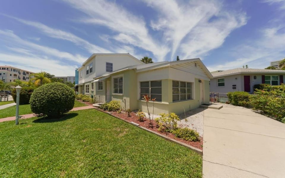 Walk to the Beach or Village in minutes! House in Siesta Beach
