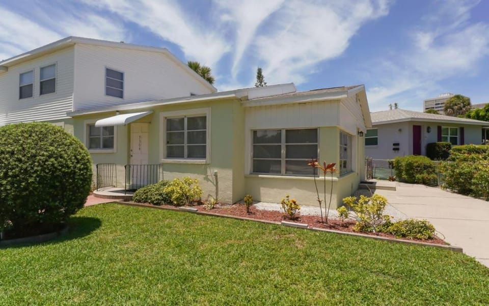 Walk to the Beach or Village in minutes! House in Siesta Beach