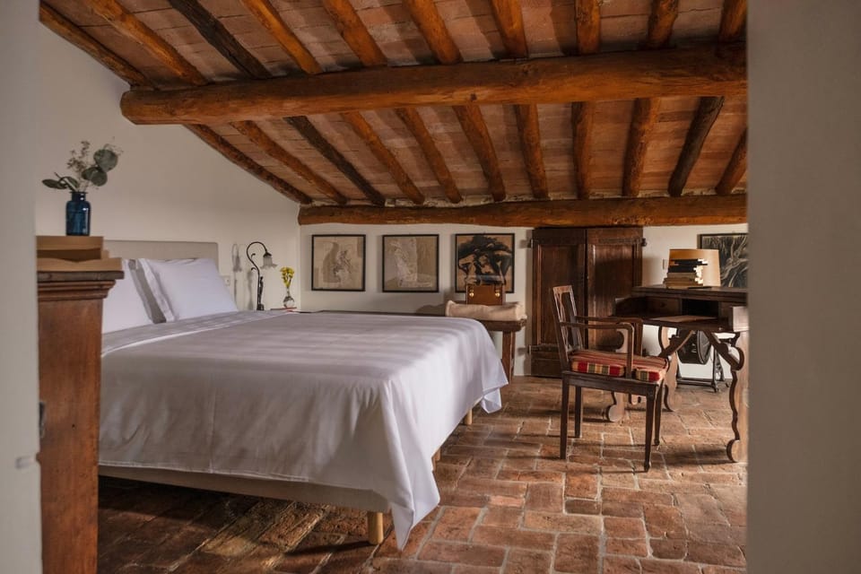 Photo of the whole room, Bedroom