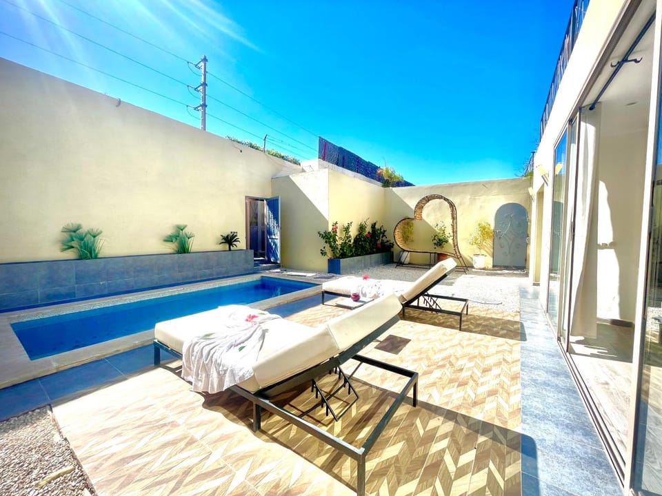Patio, Swimming pool, sunbed