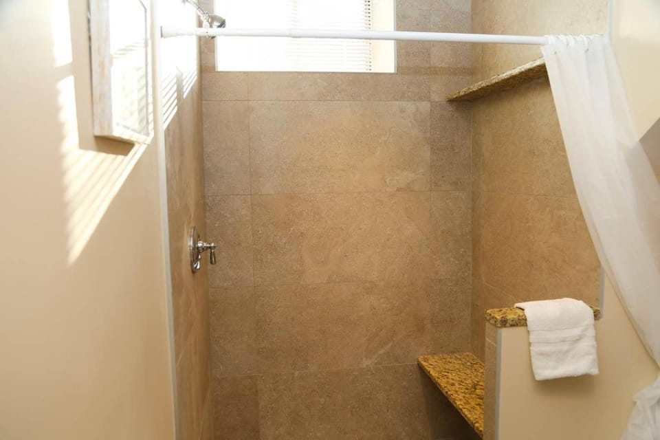 Luxury 3 Bedroom, 20 min to Boston, 15min Encore Apartment in Malden