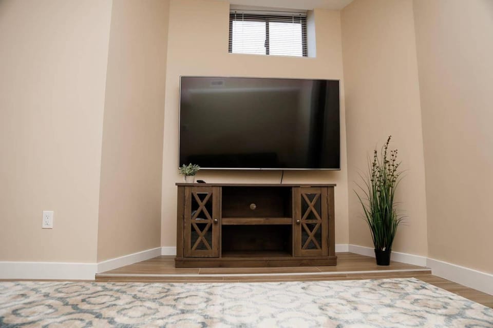 Luxury 3 Bedroom, 20 min to Boston, 15min Encore Apartment in Malden