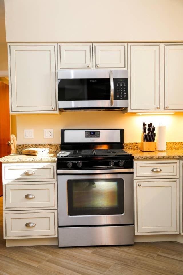 Luxury 3 Bedroom, 20 min to Boston, 15min Encore Apartment in Malden