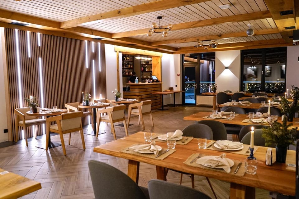 Restaurant/places to eat, Restaurant/places to eat, Food and drinks, Banquet/Function facilities