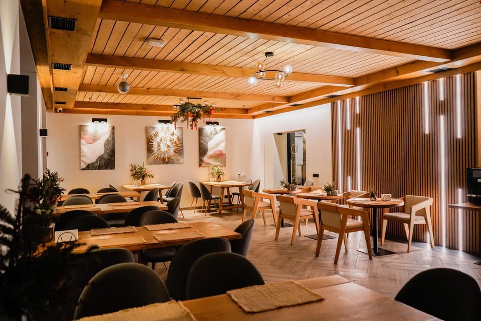 Restaurant/places to eat, Restaurant/places to eat, Banquet/Function facilities, Seating area
