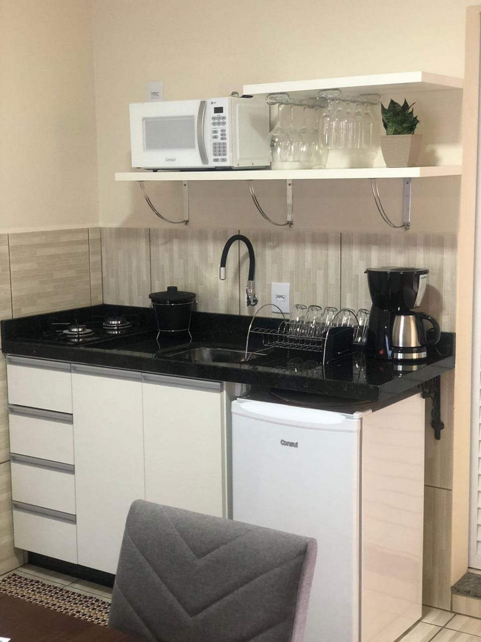 Coffee/tea facilities, Kitchen or kitchenette, minibar, stove