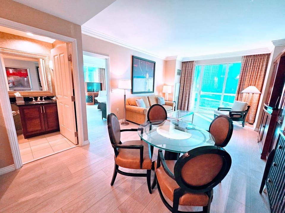 TV and multimedia, Kitchen or kitchenette, Living room, Seating area, Dining area