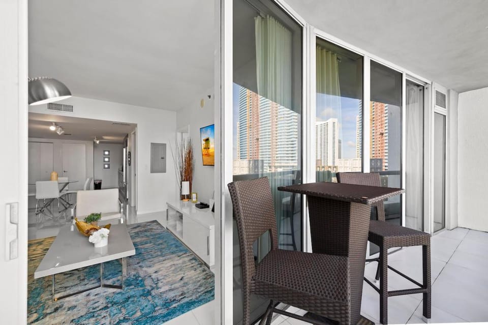 Luxury 1 BR Condo W Icon Brickell-Waterviews Apartment in Brickell