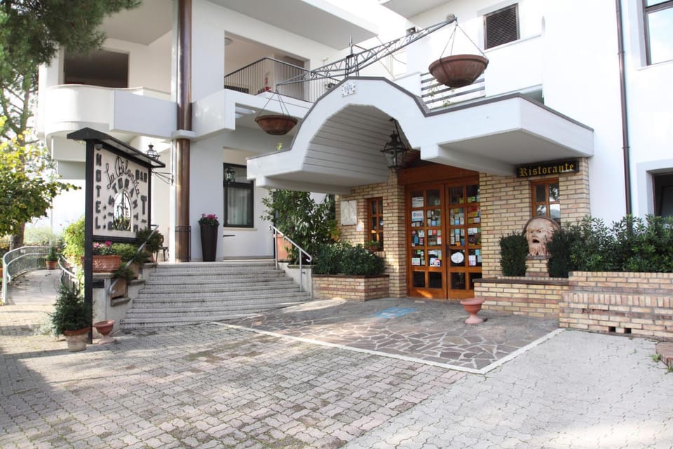 Facade/entrance