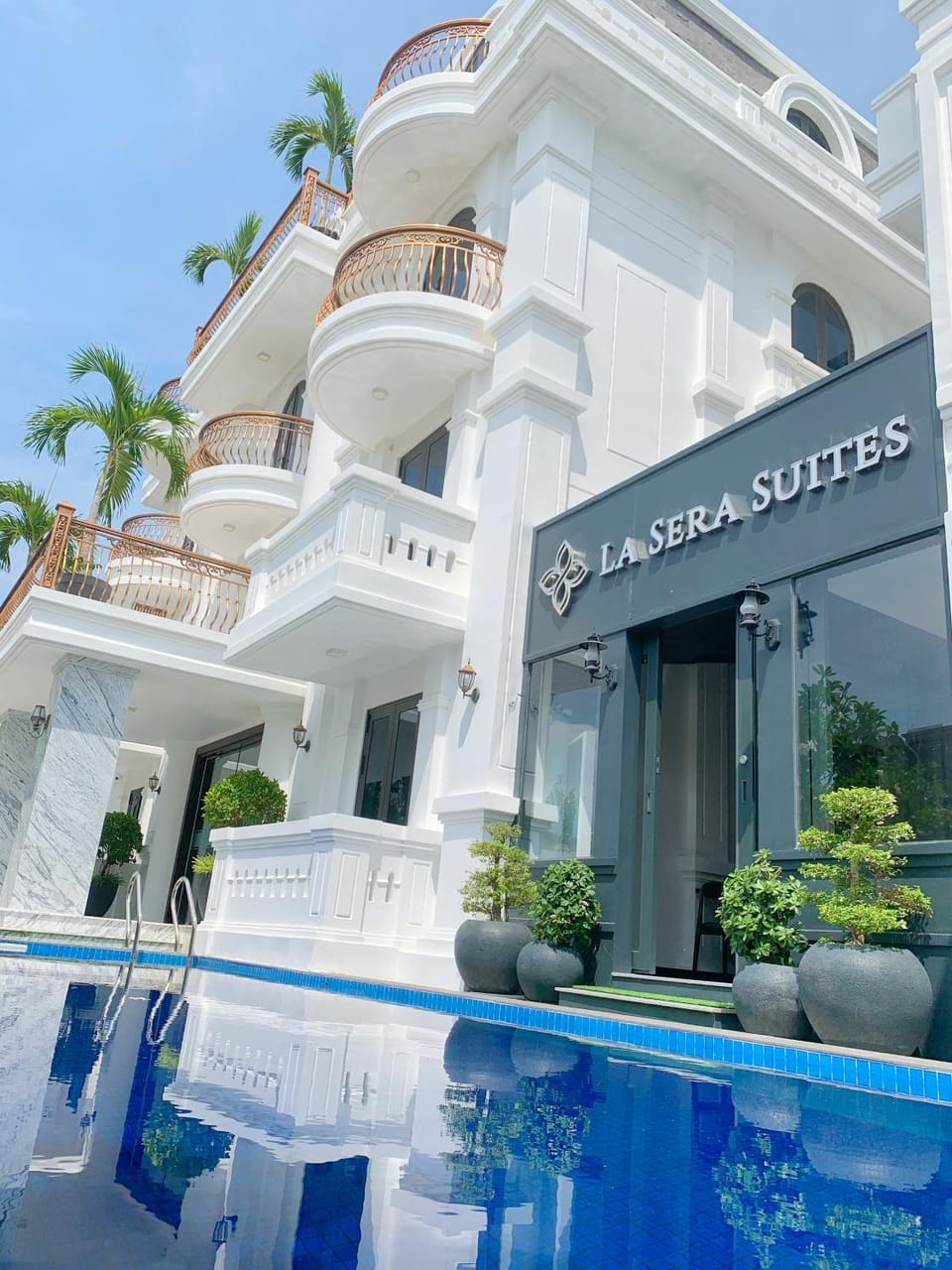 Property building, Day, Pool view, Swimming pool