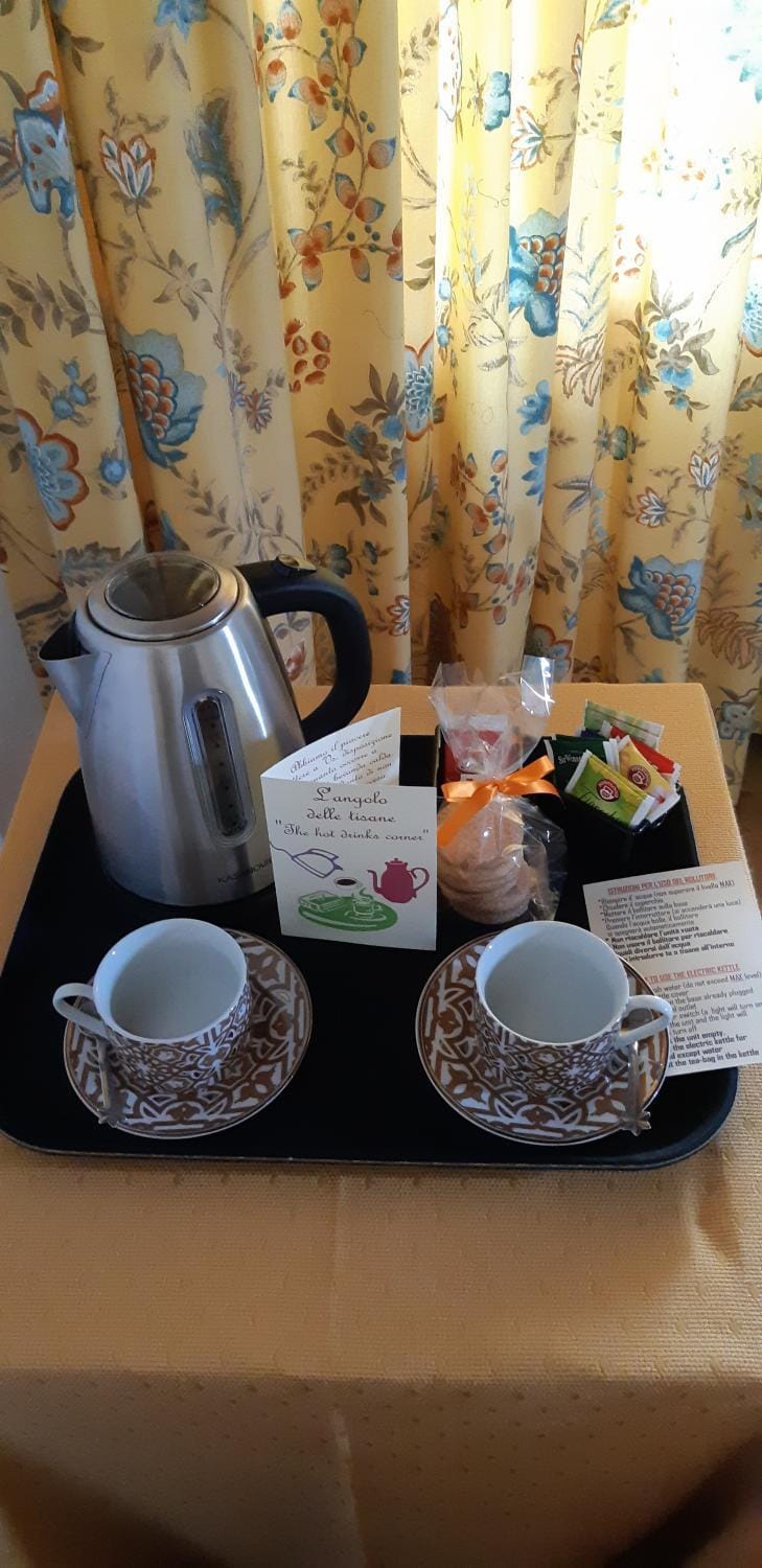 Coffee/tea facilities, Food and drinks