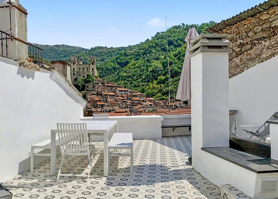 View (from property/room), Balcony/Terrace, Dining area, City view, Landmark view, Mountain view