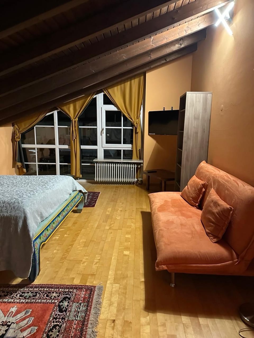 Photo of the whole room, Seating area